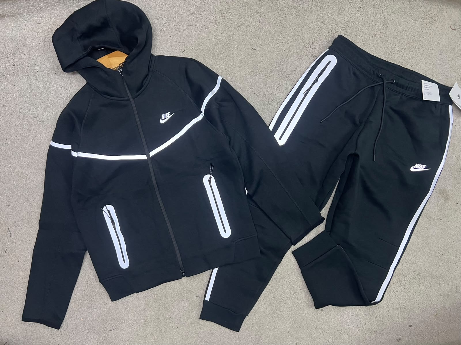 Nike tech fleece com reflector | 6000 MZN | Sommerschield, Maputo | MzDeal