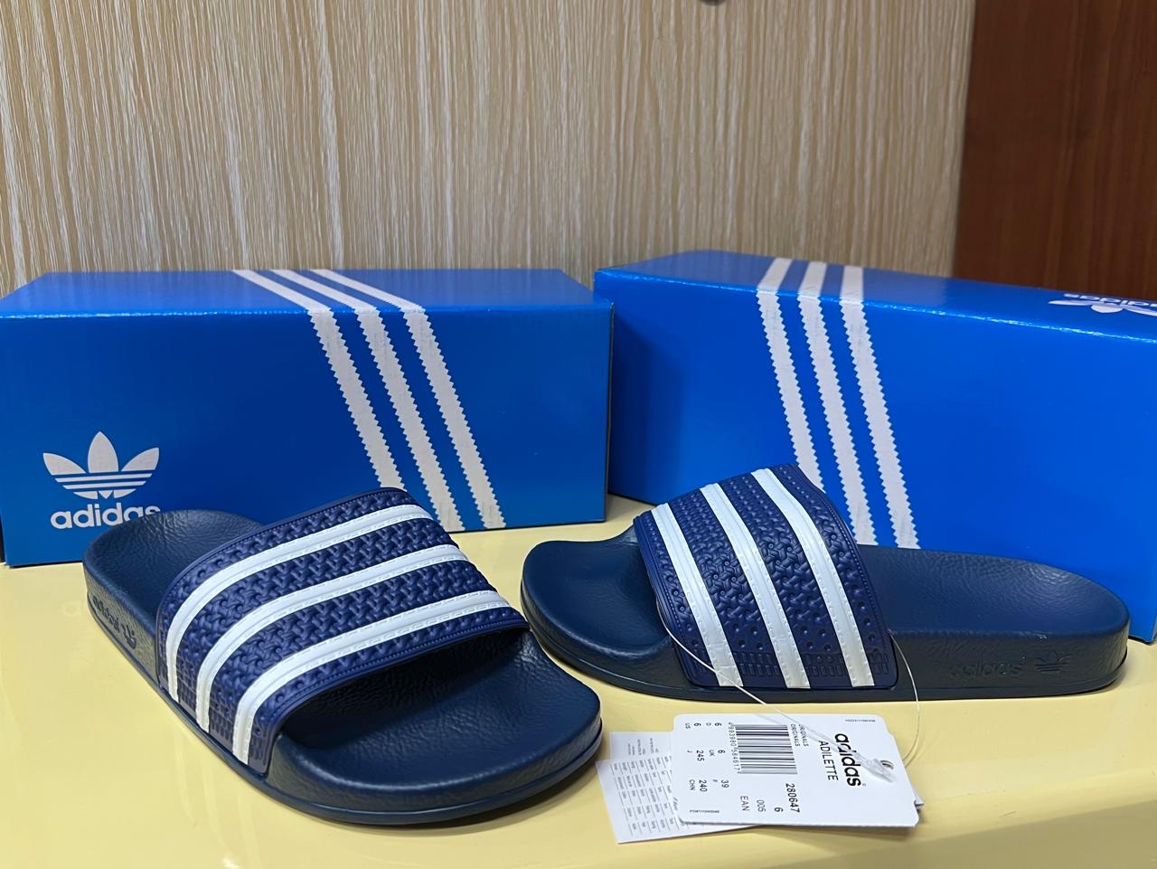 Chinelo da adidas (adiletes) | 1700 MZN | FRELIMO, Sommerschield, Maputo | MzDeal