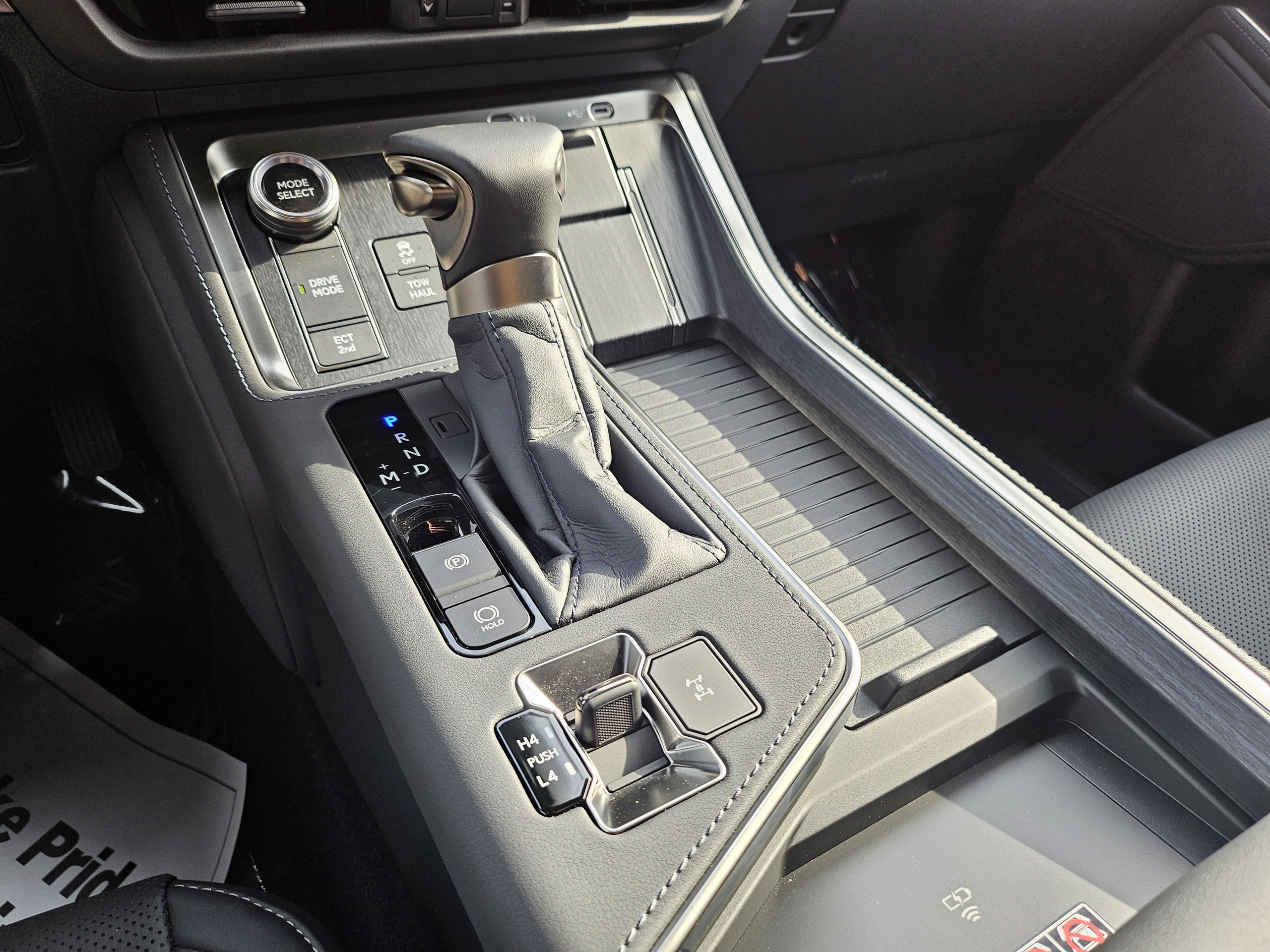 2026 Lexus GX 550 Premium+ VIN: JTJTBCDX6T5089710 STOCK: T5089710W | 96000 USD | 24 de Julho, Polana Cimento A, Maputo | MzDeal