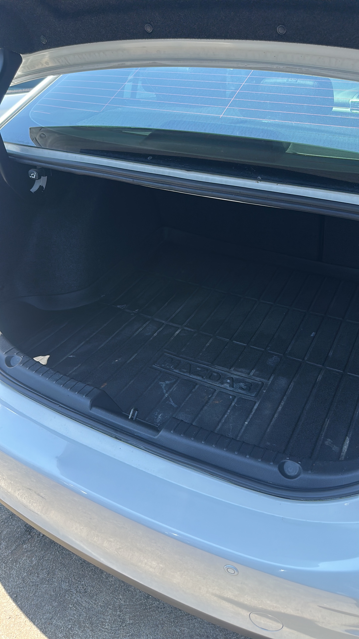 Mazda 3 Sedan Skyactiv — Branco com Sunroof | 670000 MZN | FRELIMO, Sommerschield, Maputo | MzDeal
