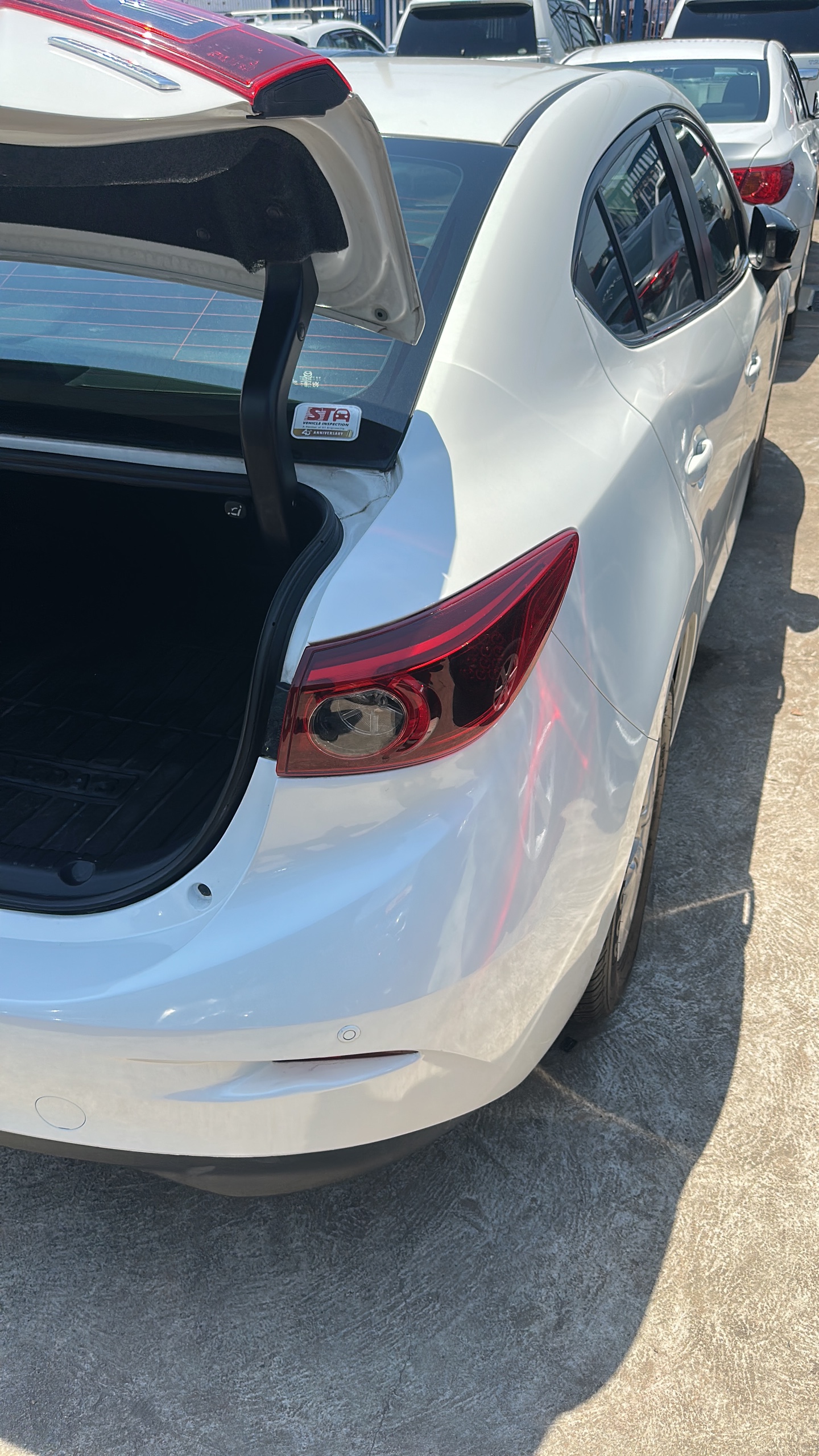 Mazda 3 Sedan Skyactiv — Branco com Sunroof | 670000 MZN | FRELIMO, Sommerschield, Maputo | MzDeal