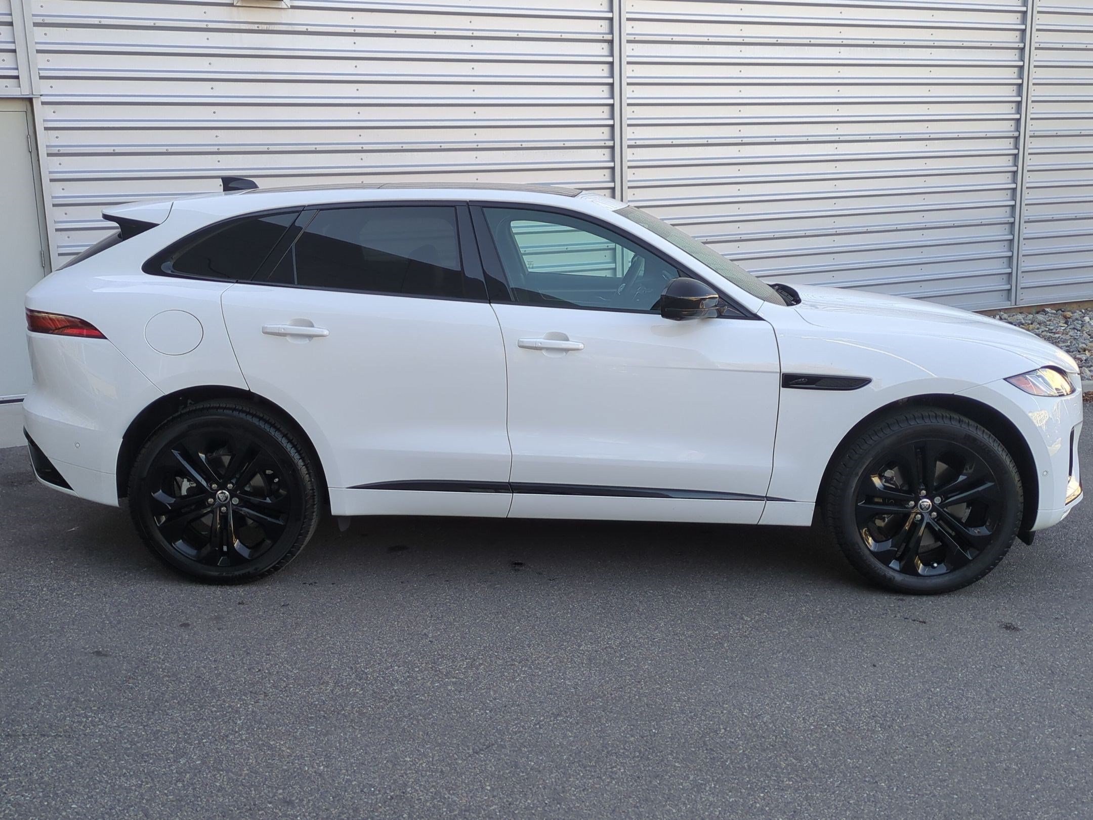 CERTIFIED PRE-OWNED 2026 Jaguar F-PACE R-Dynamic S VIN: SADCT2FU0TA758496 STOCK: TA758496R | 3800000 MZN | Costa do Sol, Maputo | MzDeal